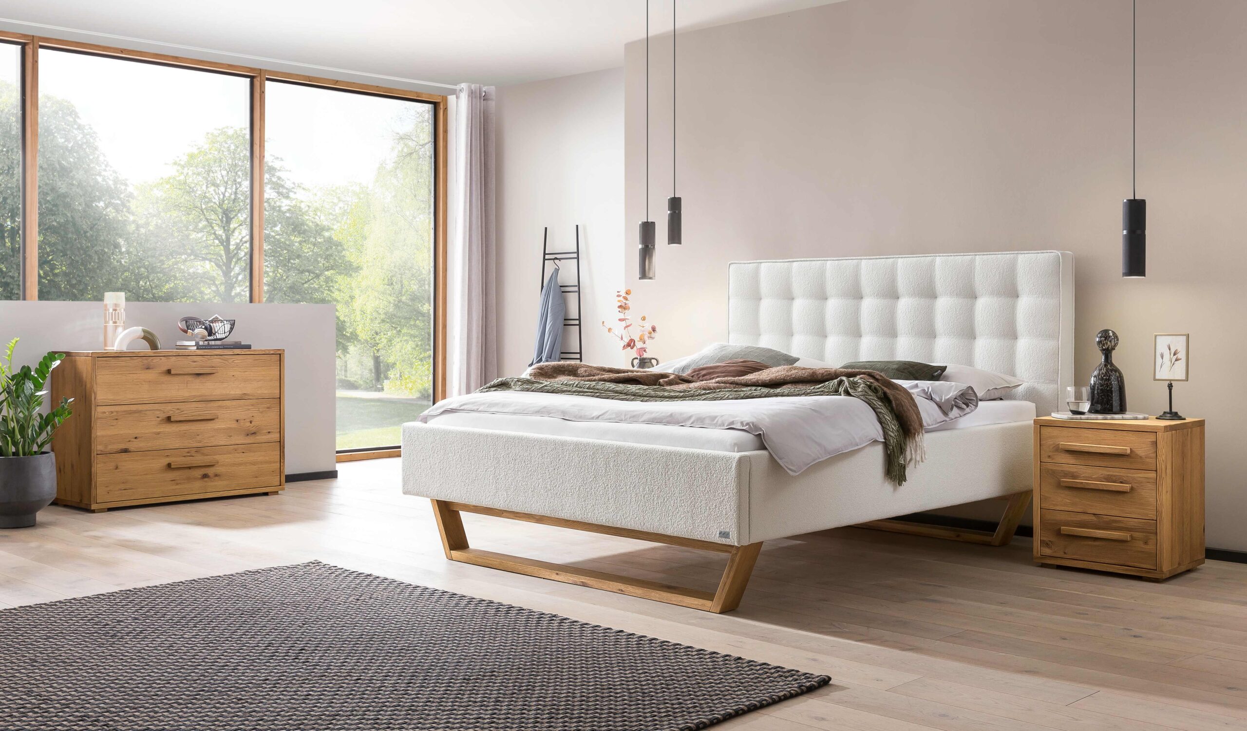 Schlafzimmer mit Sideboard Kommode und Nachttische