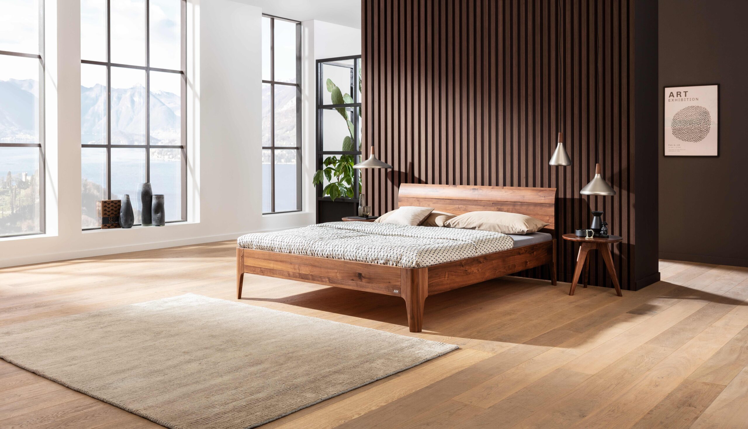 Schlafzimmer mit Nussbaum Bettgestell