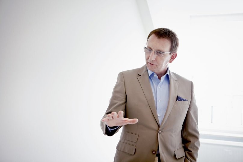 Betten Fachkompetenz-Leitermann Herr erklärt Bettsystem