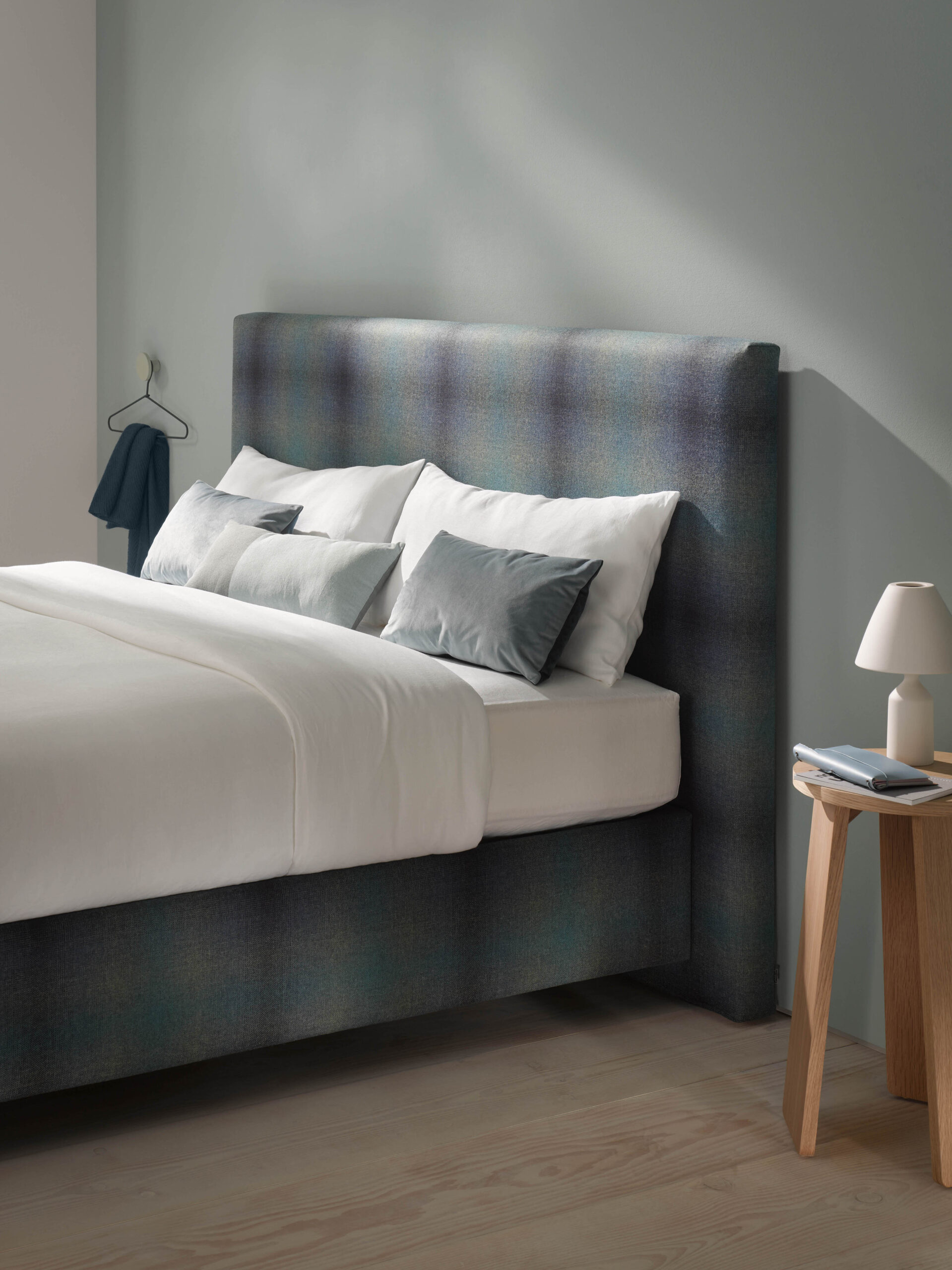 SCHRAMM Bett Origins Basis Kopfteil Change Stoff Bent-3010-marine Im Schramm Origins Basis Bett liegt die Matratze oben auf