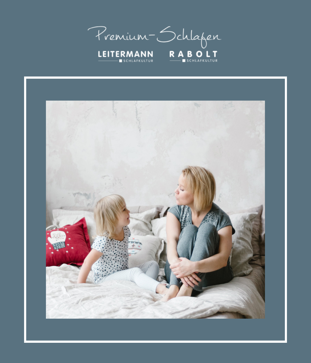 Leitermann-Schlaf-bei-Kleinkindern (1) Kleinkind mit Mutter auf Bettdecke als Symbolbild für Schlaf bei Kleinkindern von Betten Leitermann