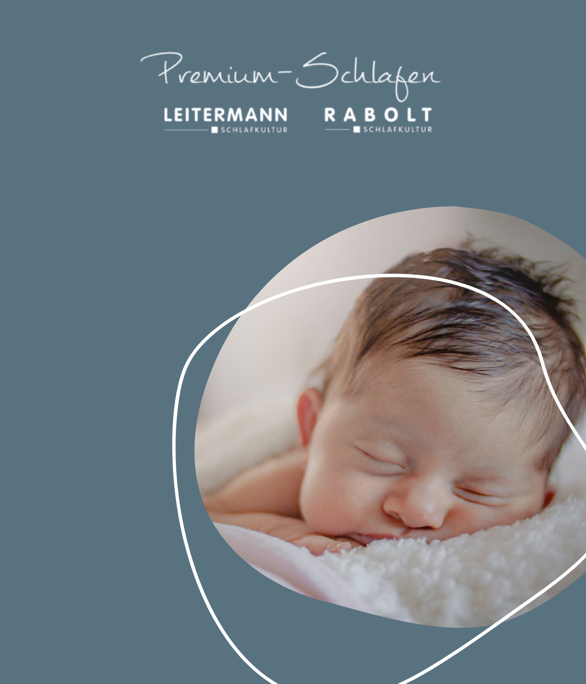 Baby auf Bettdecke als Symbolbild für Schlaf bei Babys von Betten Leitermann
