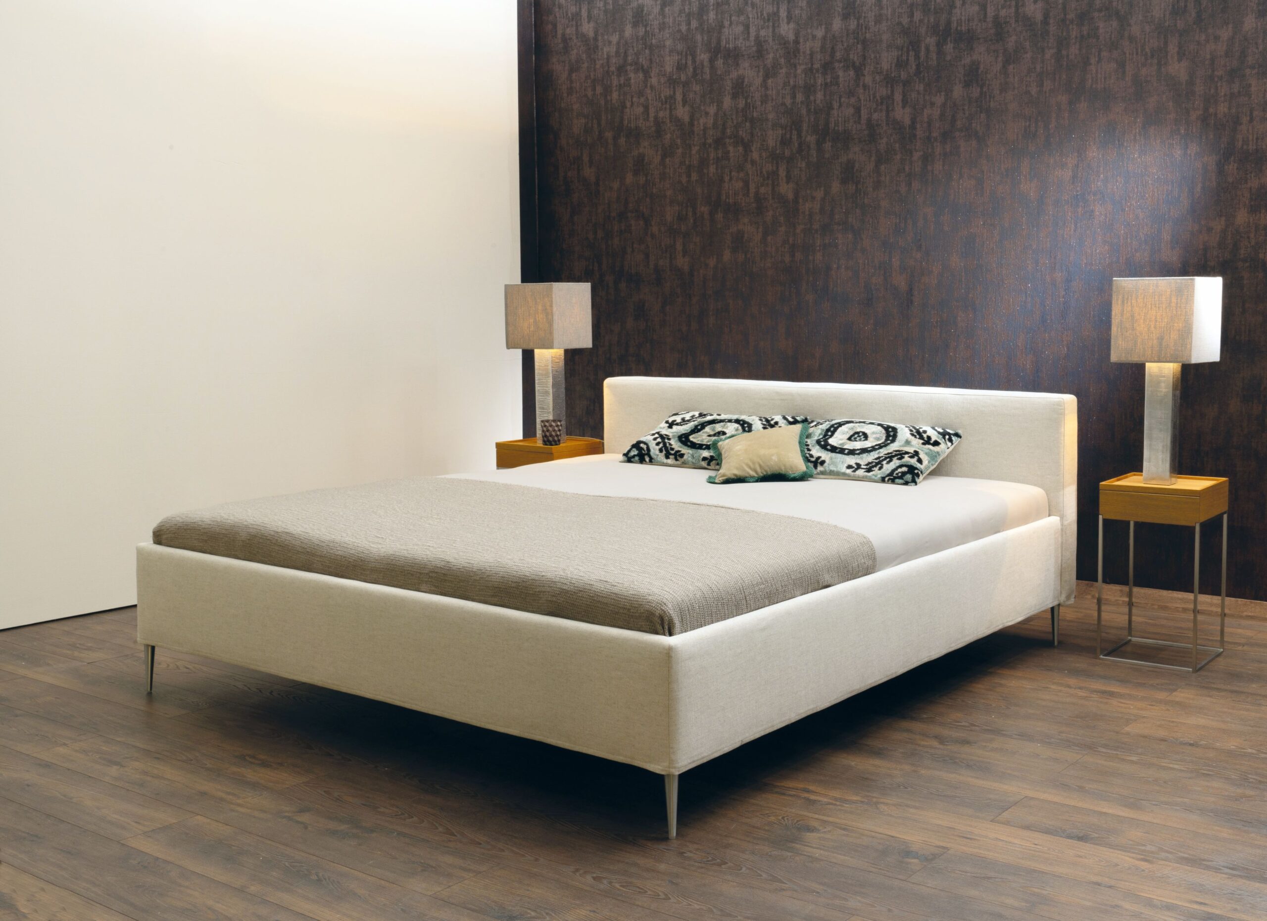 Lässig und kompakt. Das Bettgestell Oakland von Signet