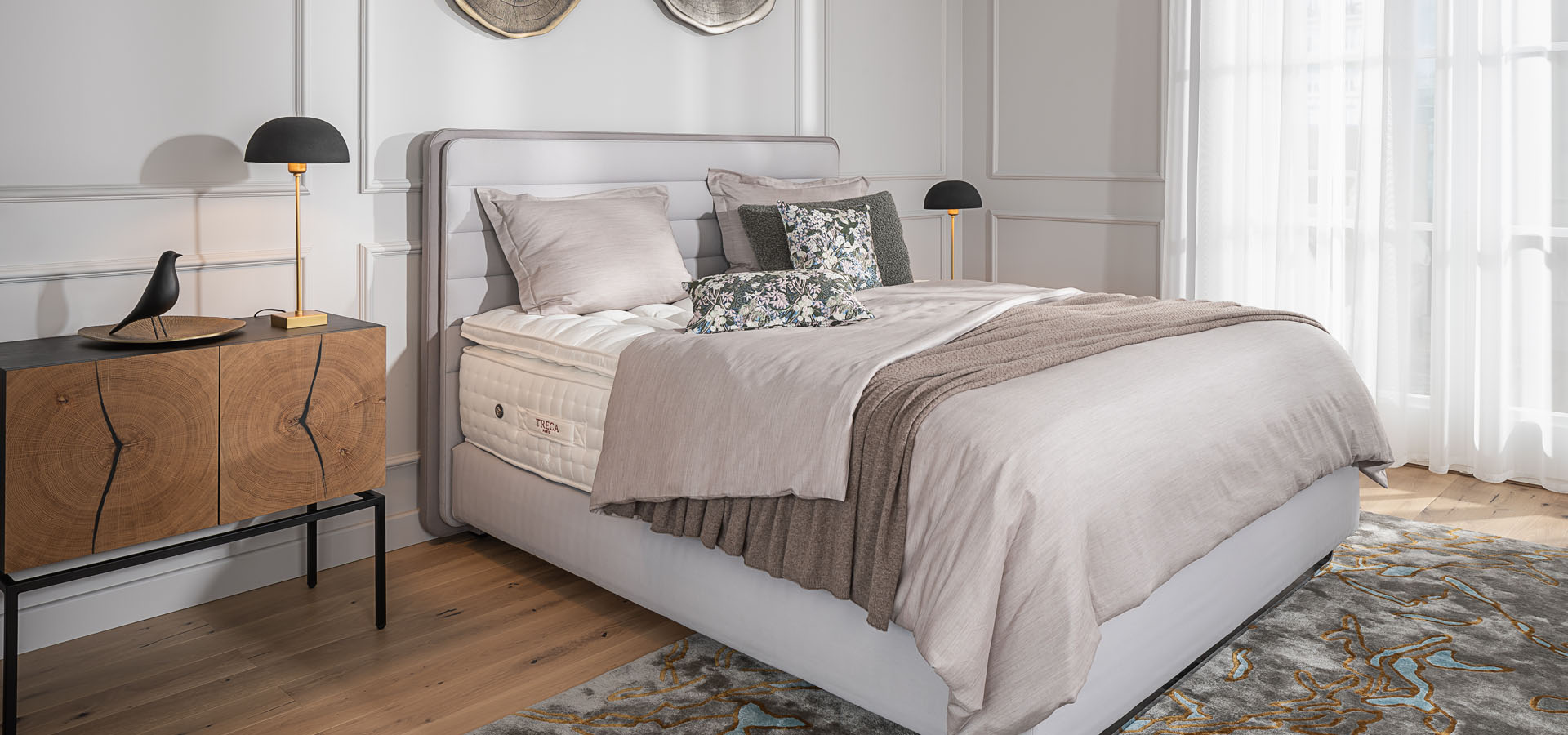 Das Treca Bett Lounge ist modern und klassisch zugleich durch seine Quernähte und Passpartout Optik am Kopfteil