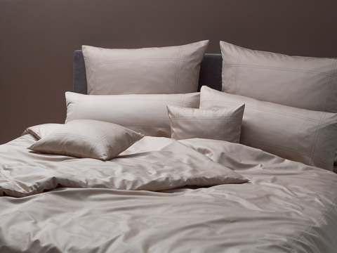 Bett dekoriert mit Graser Bettwäsche