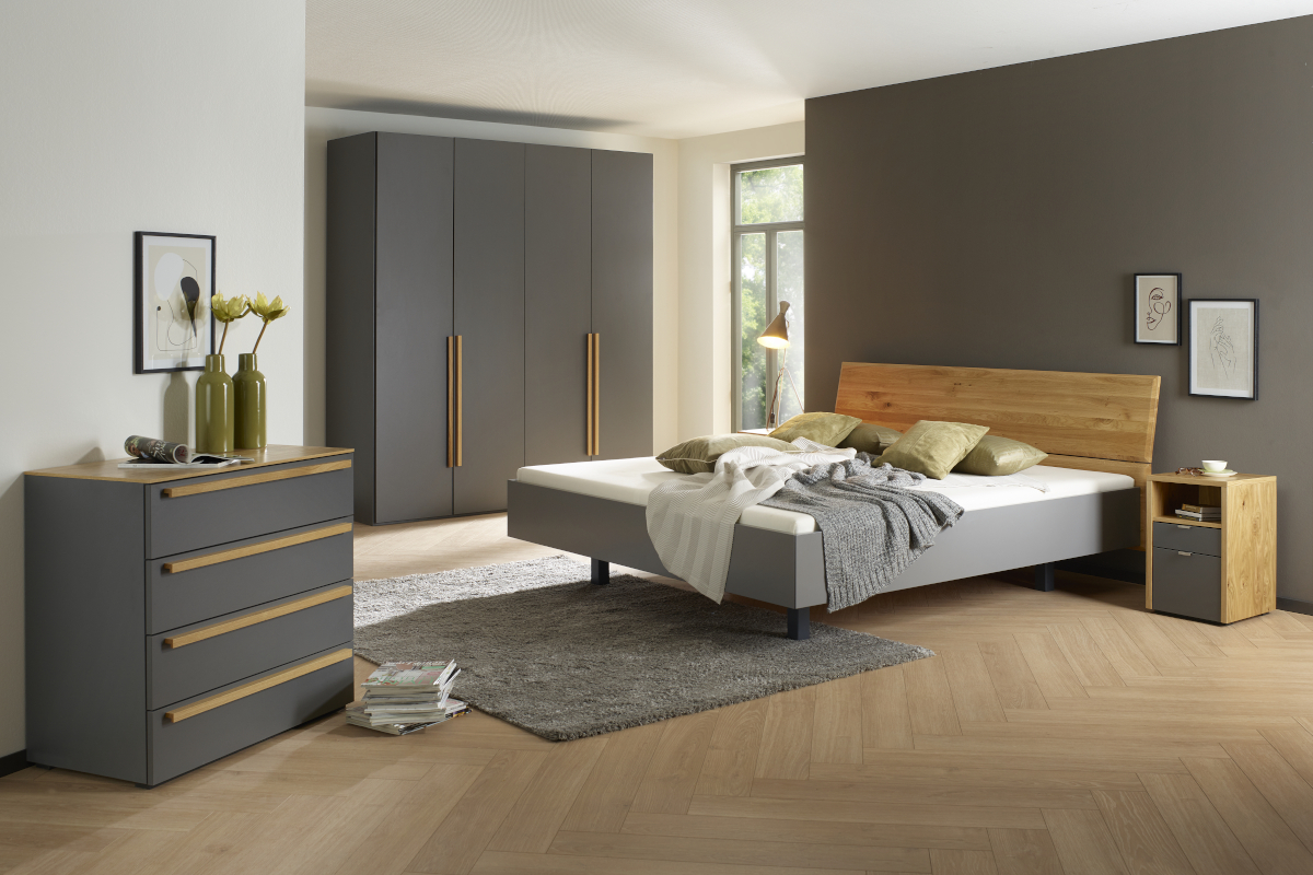 Schlafzimmer mit Bett, Nachtkommode, Sideboard und Schrank