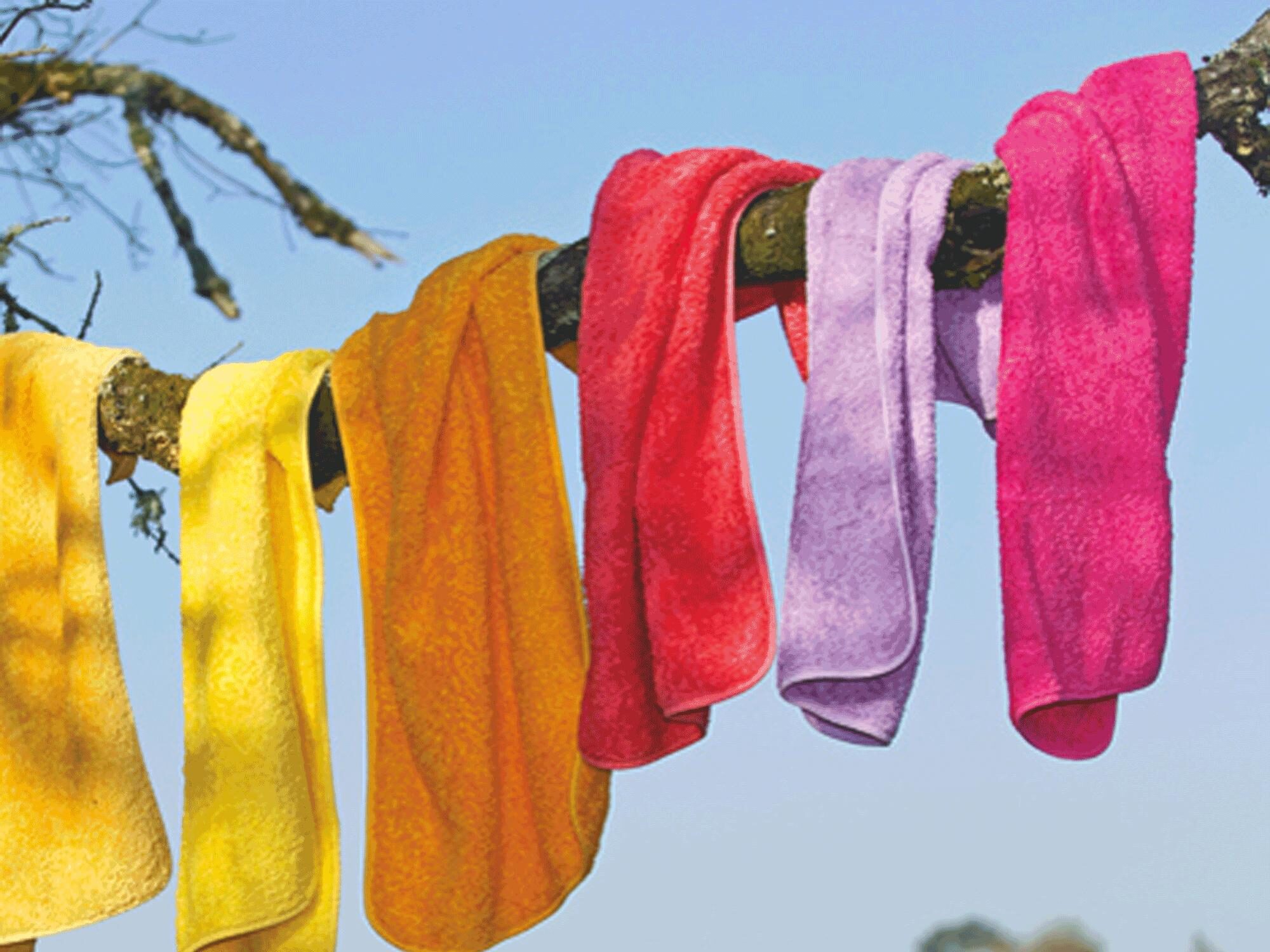 Abyss Super Pile Handtücher in gelb und pink auf dem Baum